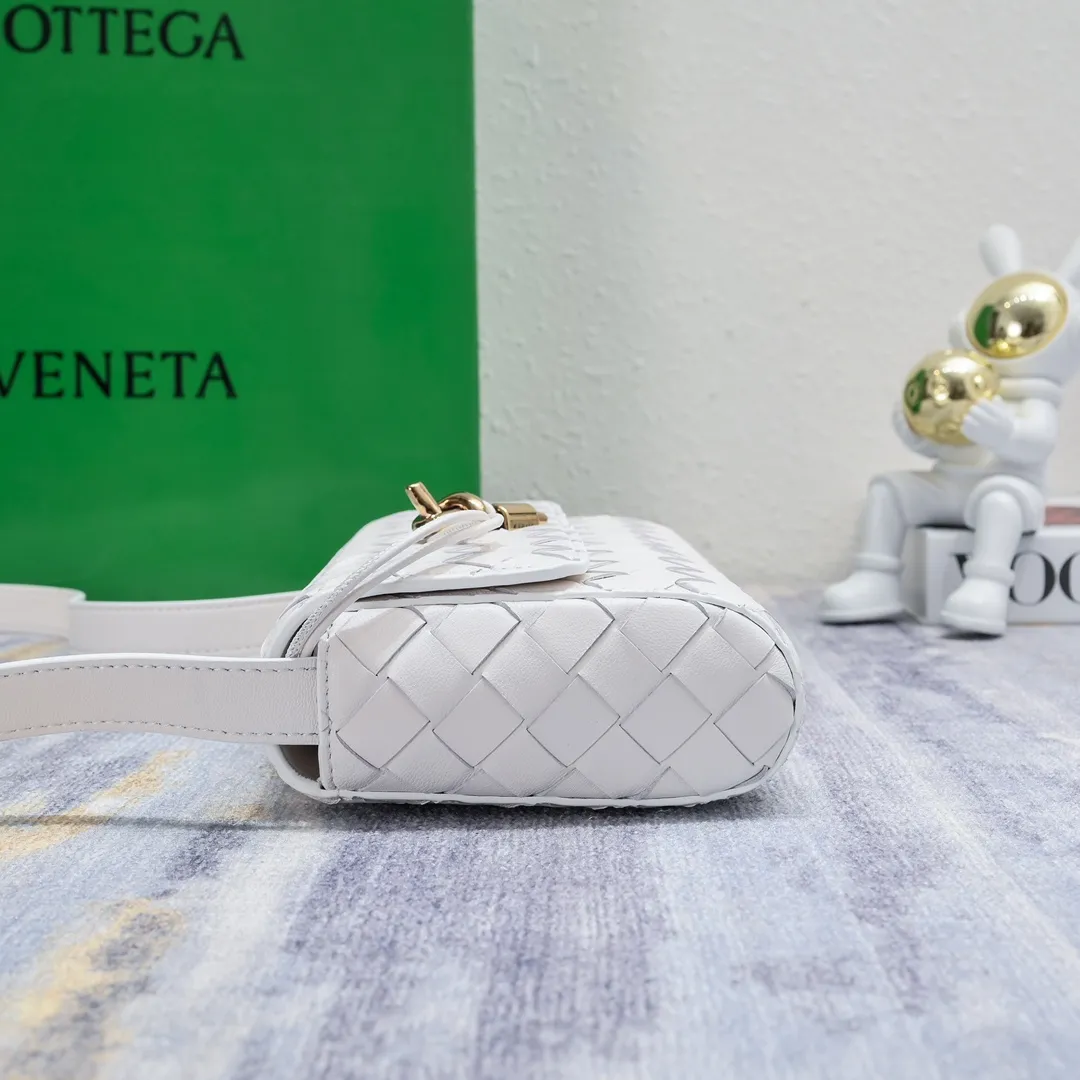 Batch 1420 Bottega Veneta's new style 🆕 mini andiamo bag is so pretty. The dark brown color is very versatile. It is high-end and casual and sexy. Andiamo is not only a commuter bag 🥰 It can be worn crossbody and carried by hand, and it is no problem to match it with evening wear. It can be matched with clothes casually, showing high-end elegance. Style number: 5545 Size: 21.5*13*4.5cm